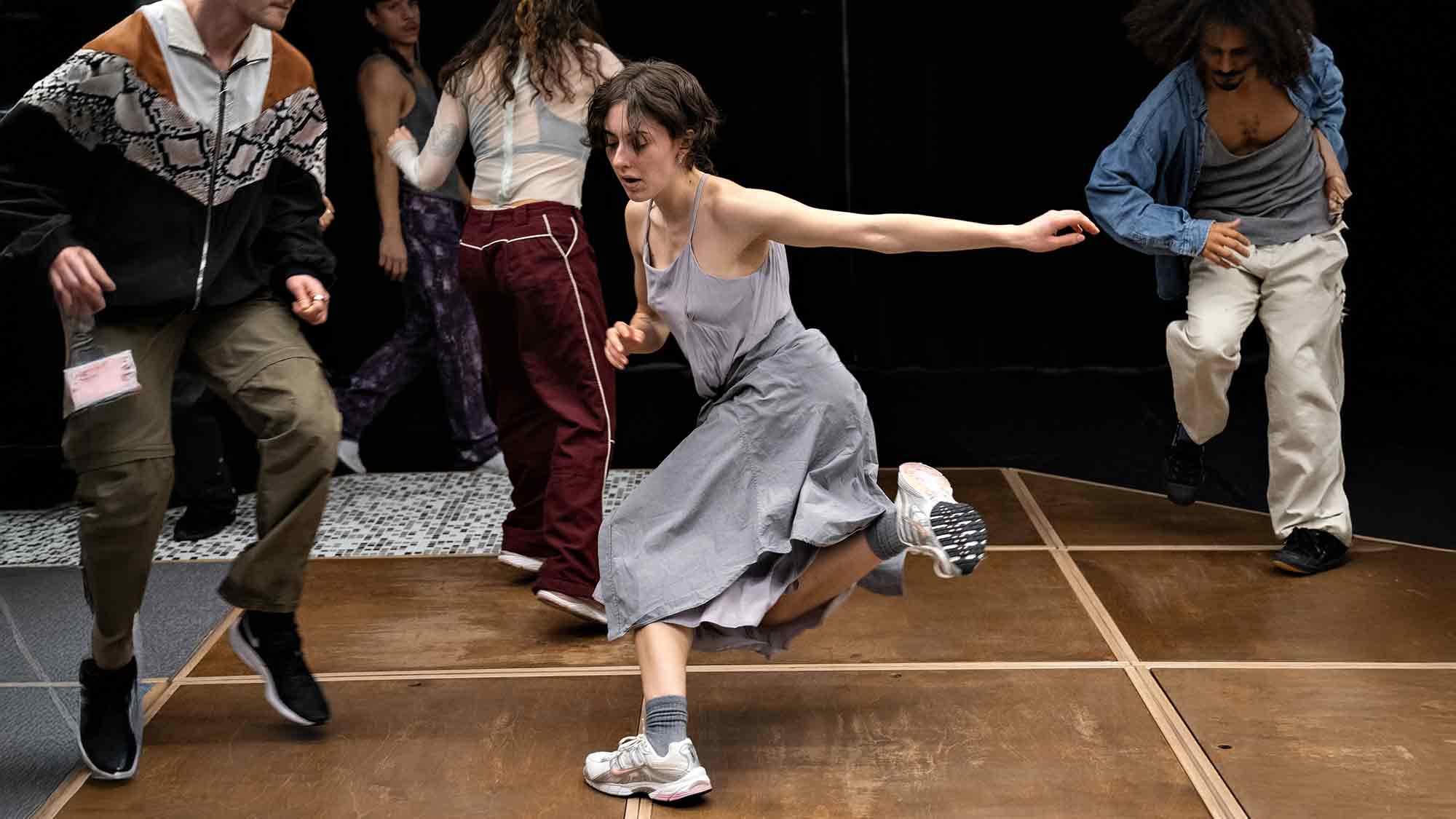 »Unseen Horses« von Ioanna Paraskevopoulou, Dance Theatre Heidelberg bringt die Welt der Foley Artists auf die Bühne, 8. März 2025 »Unseen Horses« von Ioanna Paraskevopoulou, Dance Theatre Heidelberg bringt die Welt der Foley Artists auf die Bühne, 8. März 2025