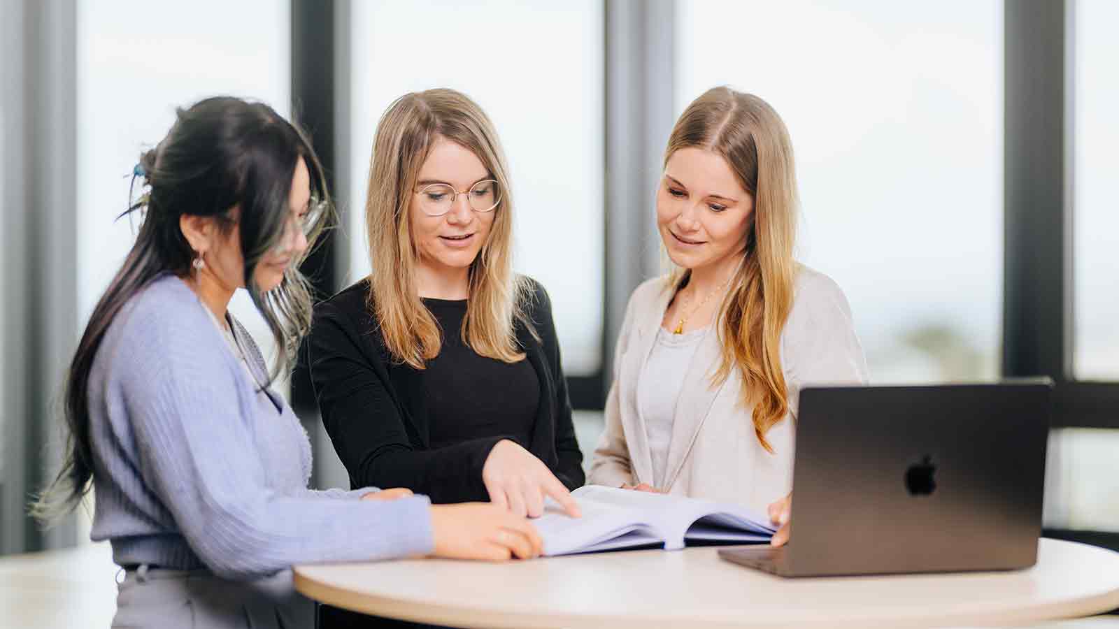 &raquo;Wir haben es mit einer grundsätzlichen Infragestellung von Wissenschaft zu tun&laquo;: Interview zum Internationalen Frauentag 2025