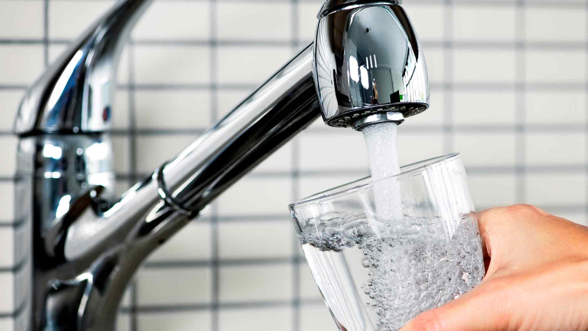 Verbraucherzentrale NRW: Irrtümer über Leitungswasser, Mythen und Missverständnisse über das Wasser aus dem Hahn