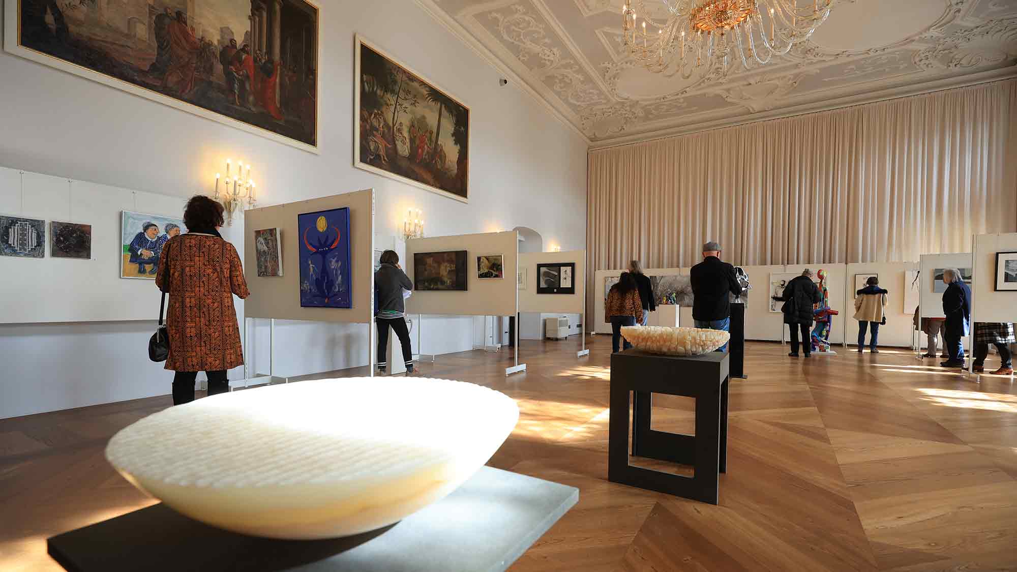 Verleihung des Meckatzer Kunstpreises 2025: Schwabenakademie Irsee eröffnet die Ausstellung &raquo;Elemente&laquo;