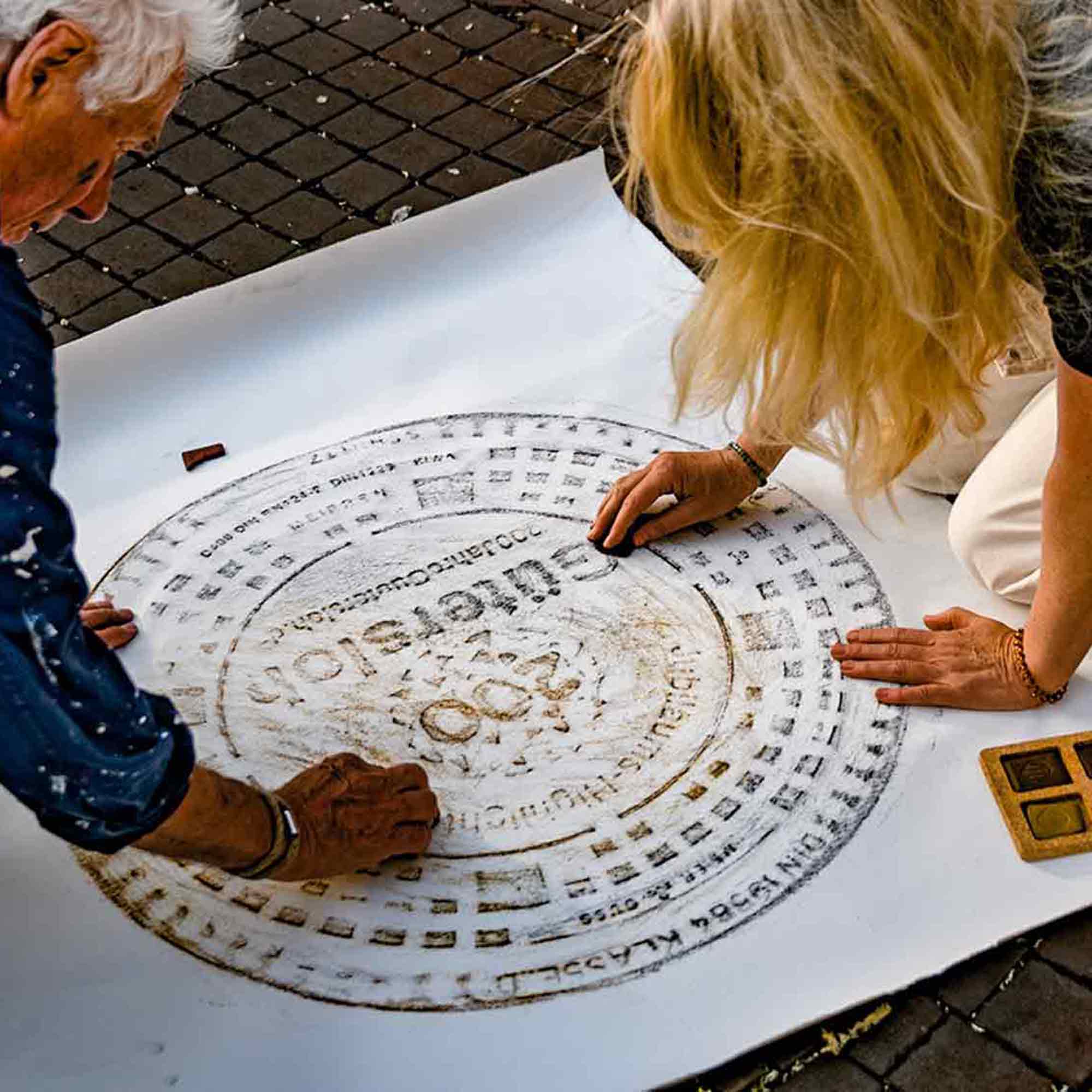 200 Jahre Gütersloh: Schargé und Larissa Spenst, »Gütersloher Pflaster«, Mini Museum im Eiscafé Pink Pinguin am Dreiecksplatz Gütersloh, 21. Mai bis 7. Juni 2025 200 Jahre Gütersloh: Schargé und Larissa Spenst, »Gütersloher Pflaster«, Mini Museum im Eiscafé Pink Pinguin am Dreiecksplatz Gütersloh, 21. Mai bis 7. Juni 2025