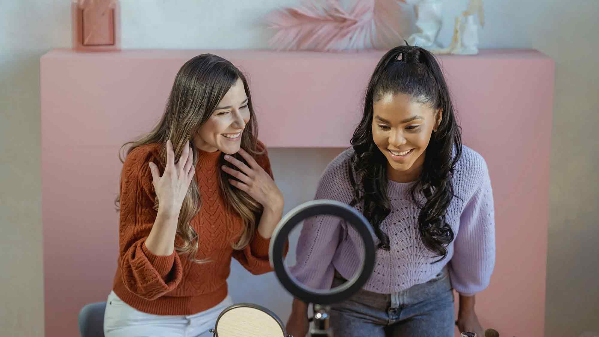 Die Tücke des Lächelns – wie übertriebene Fröhlichkeit zur emotionalen Erpressung werden kann Die Tücke des Lächelns – wie übertriebene Fröhlichkeit zur emotionalen Erpressung werden kann