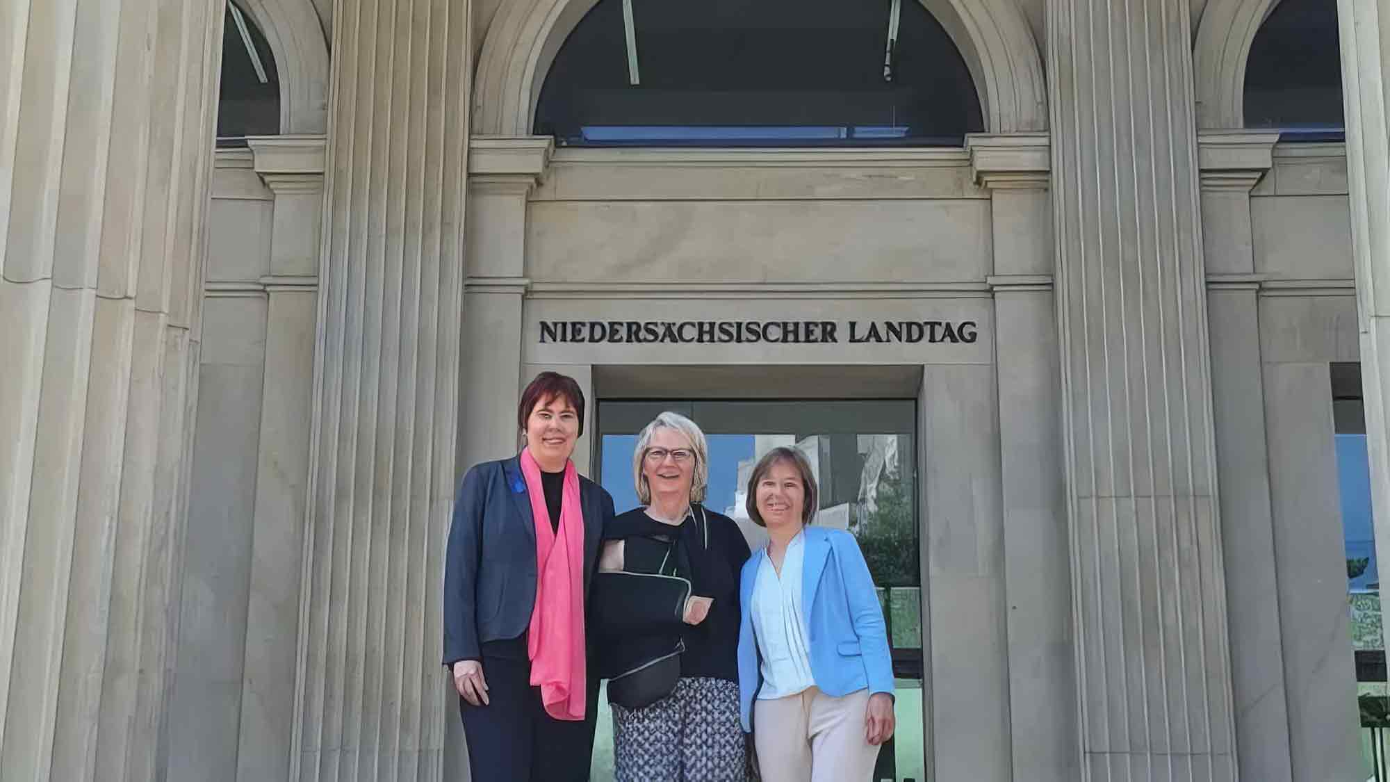 Unsichtbare Notlage sichtbar machen – Lost Voices Stiftung fordert im Landtag Hilfe für 1,5 Millionen Erkrankte Unsichtbare Notlage sichtbar machen – Lost Voices Stiftung fordert im Landtag Hilfe für 1,5 Millionen Erkrankte