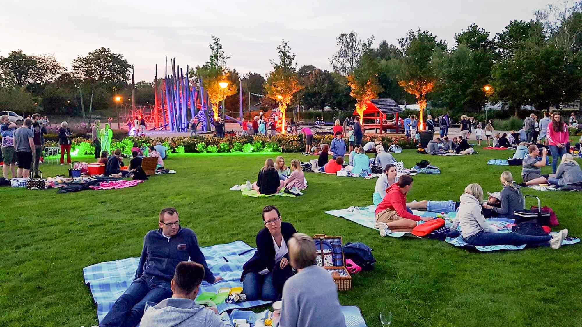 Gartenschaupark Rietberg: Schlemmen zum Start in die Sommerferien – Mondscheinpicknick am Freitag, 11. Juli 2025, im Parkteil Mitte Gartenschaupark Rietberg: Schlemmen zum Start in die Sommerferien – Mondscheinpicknick am Freitag, 11. Juli 2025, im Parkteil Mitte