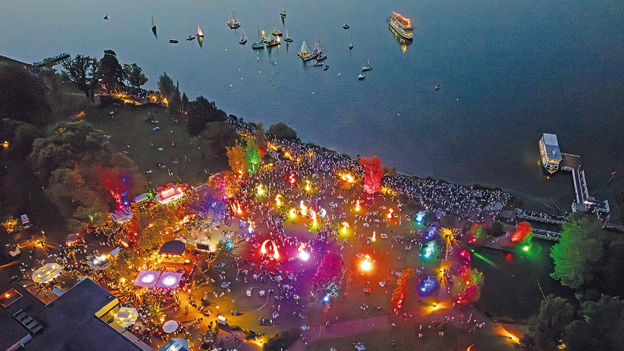 Kurpark Bad Zwischenahn erstrahlt im Farbenmeer – Lichternacht, Live Musik und Fackelschwimmen, 19. Juli 2025 Kurpark Bad Zwischenahn erstrahlt im Farbenmeer – Lichternacht, Live Musik und Fackelschwimmen, 19. Juli 2025