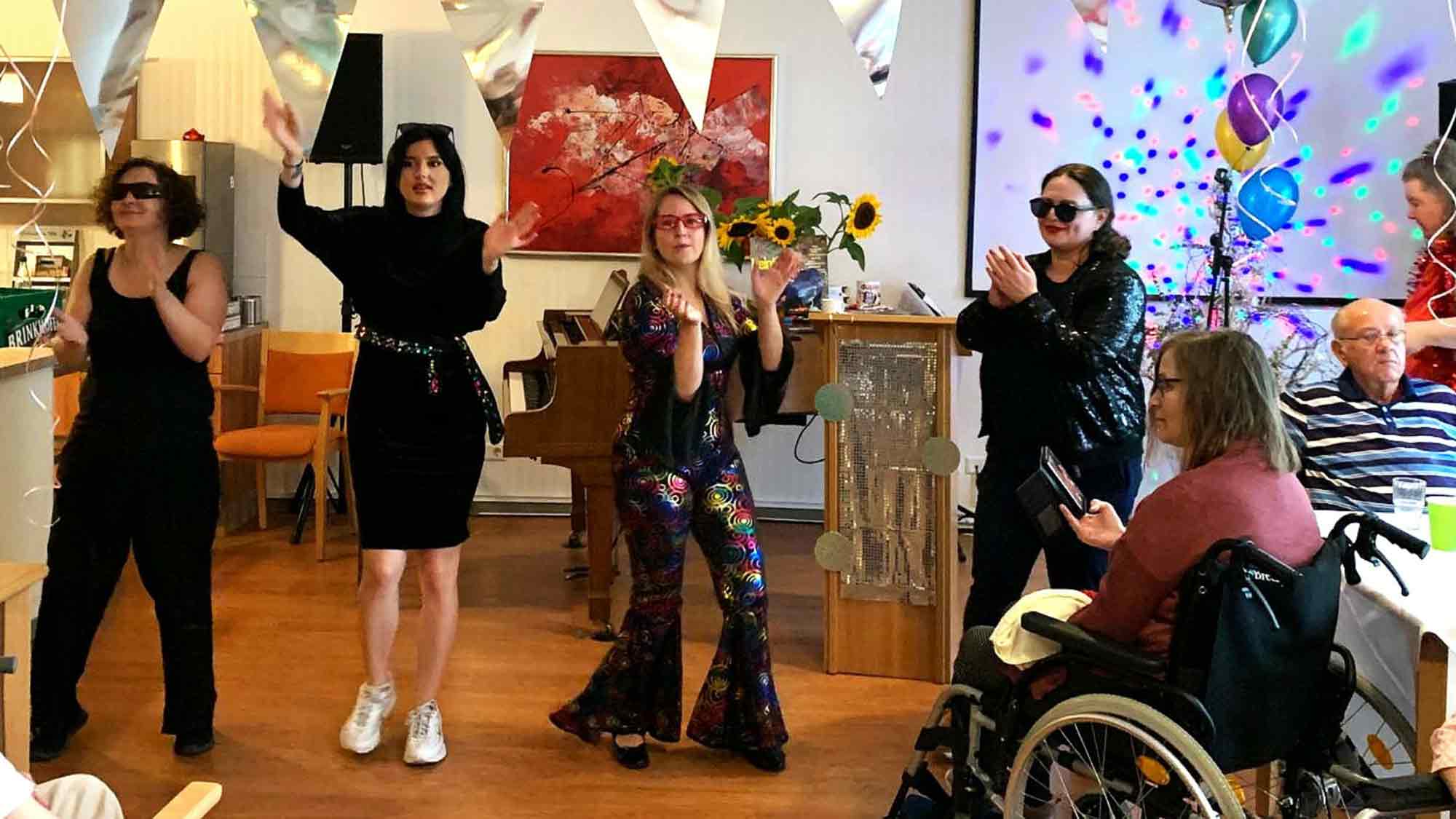 Eine schrille Hitparade mit ganz viel Glitzer – im Kursana Domizil Gütersloh hat eine Schlagerparty für ausgelassene Stimmung gesorgt