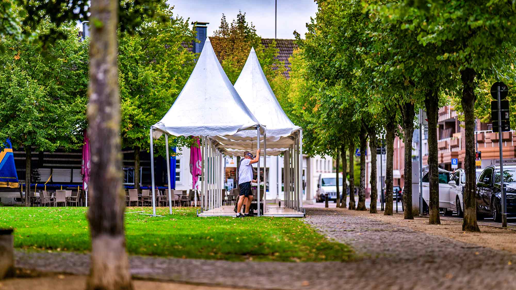 Aufbau der Zipfelmützenzelte zum Vereinstag 2025 auf dem Dreiecksplatz Gütersloh