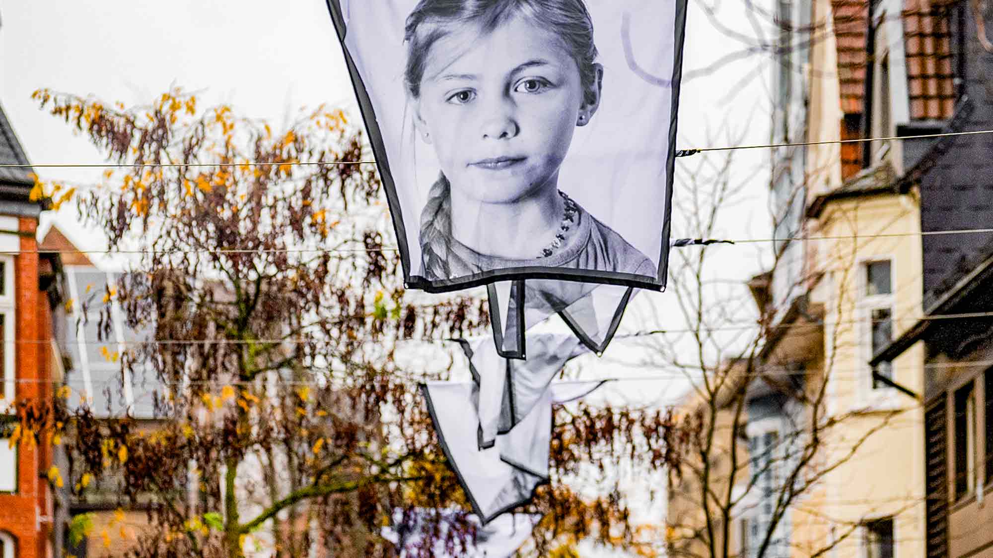 NOW Commons: Künstlerfahnen »Menschenbilder« von Wolf Dieter Tabbert, Fußgängerzone Mittlere Berliner Straße Gütersloh NOW Commons: Künstlerfahnen »Menschenbilder« von Wolf Dieter Tabbert, Fußgängerzone Mittlere Berliner Straße Gütersloh