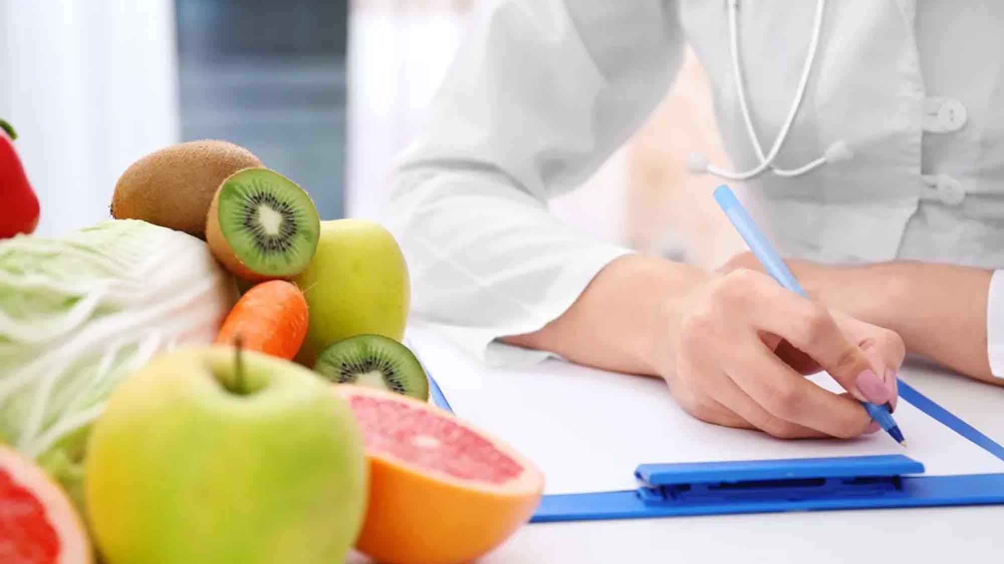 Ernährungstherapie nach Dünndarmkrebs: Prof. Dr. Markus Masin entwickelt systematische Betreuungskonzepte