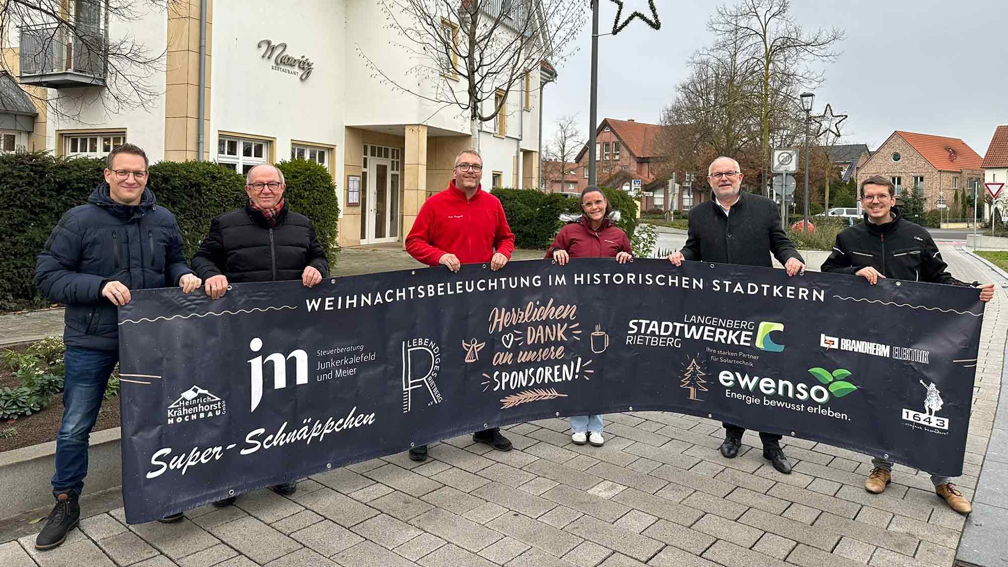 13 leuchtende Sterne lassen Vorfreude wachsen – Stadtmarketing und »Lebendiges Rietberg« sorgen für Lichterglanz 13 leuchtende Sterne lassen Vorfreude wachsen – Stadtmarketing und »Lebendiges Rietberg« sorgen für Lichterglanz