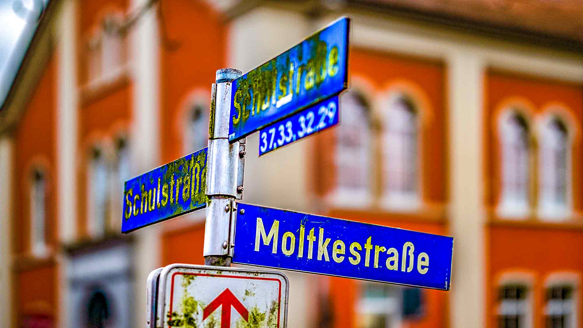 NOW Commons: Straßenschilder Schulstraße und Moltkestraße Gütersloh, Evangelisches Vereinsheim NOW Commons: Straßenschilder Schulstraße und Moltkestraße Gütersloh, Evangelisches Vereinsheim