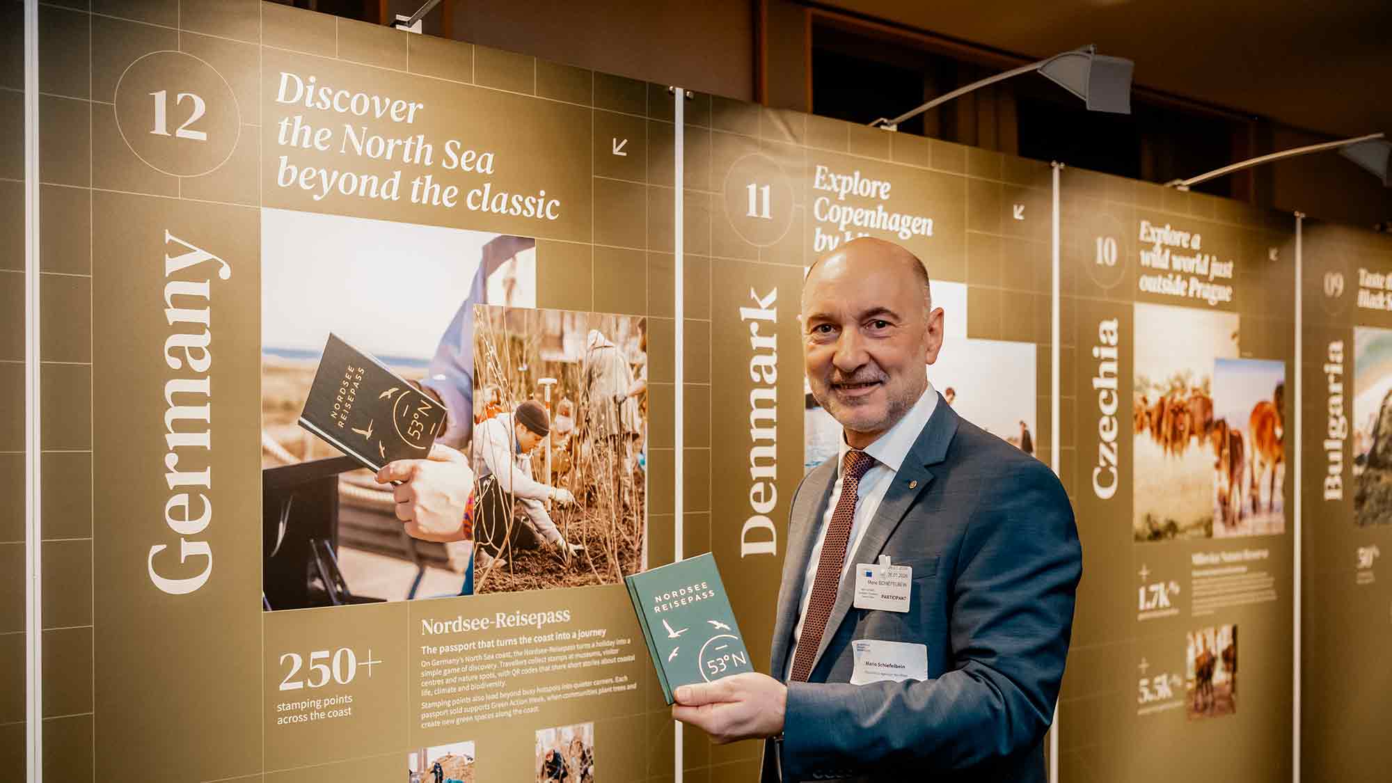 Nordsee Reisepass als einziger deutscher Beitrag in einer internationalen Ausstellung über regenerativen Tourismus im EU Parlament gewürdigt