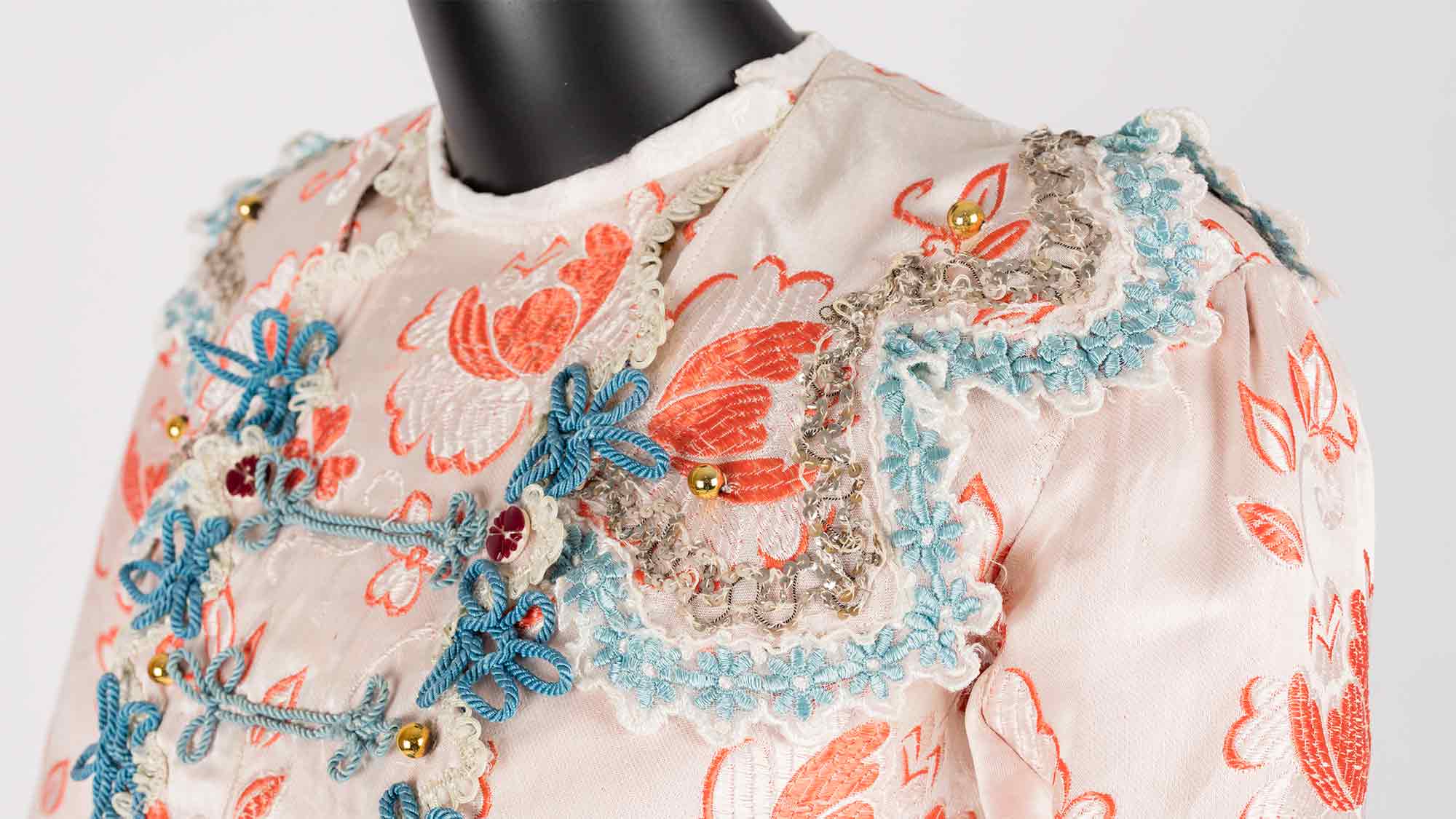 Museum Europäischer Kulturen Berlin: »Schwerer Stoff – Frauen – Trachten – Lebensgeschichten«, 24. April 2026 bis 29. März 2027 Museum Europäischer Kulturen Berlin: »Schwerer Stoff – Frauen – Trachten – Lebensgeschichten«, 24. April 2026 bis 29. März 2027