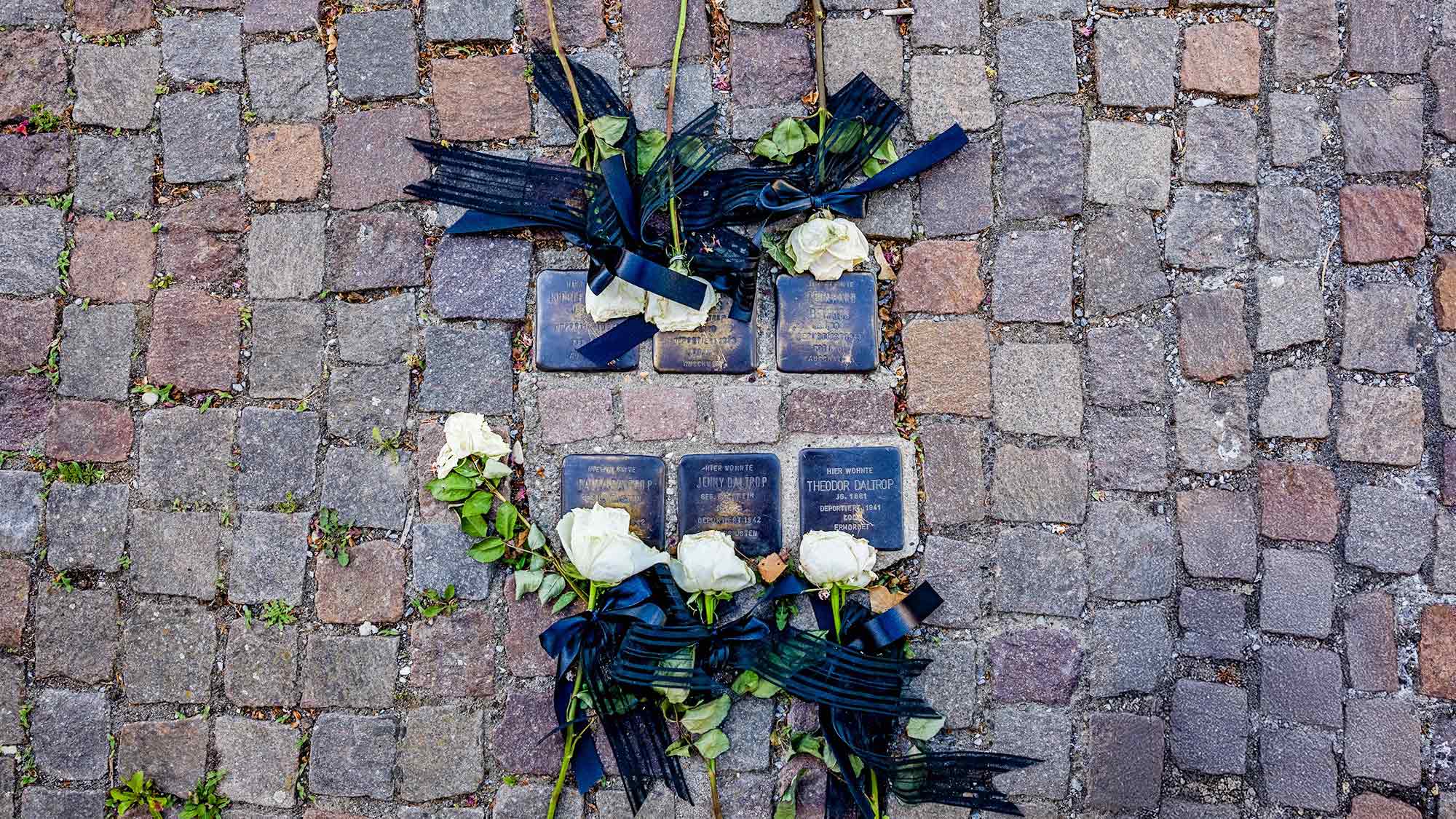 KWS History: Stadtgeschichte – Stolpersteine in Gütersloh erinnern an die ausgelöschte jüdische Gemeinde KWS History: Stadtgeschichte – Stolpersteine in Gütersloh erinnern an die ausgelöschte jüdische Gemeinde