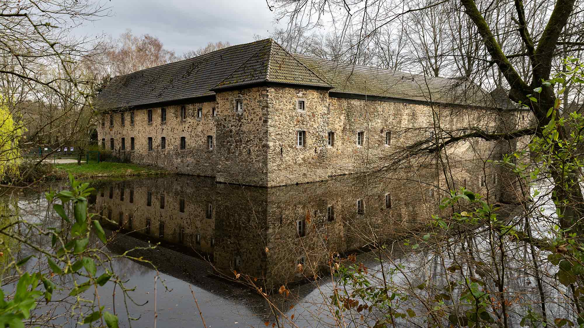 Bettina Heinen Ayech und die Künstlerkolonie Solingen – Ausstellung in der Wasserburg Haus Graven, 12. April bis 5. Juli 2026 Bettina Heinen Ayech und die Künstlerkolonie Solingen – Ausstellung in der Wasserburg Haus Graven, 12. April bis 5. Juli 2026