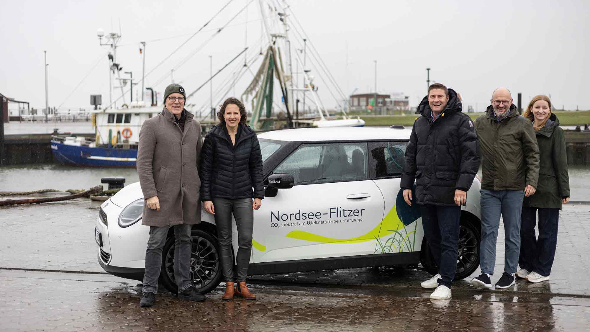 &raquo;Nordsee Flitzer&laquo; Gewinnspiel: Gewinnerfamilie nimmt neuen BMW Mini in Dornumersiel in Empfang