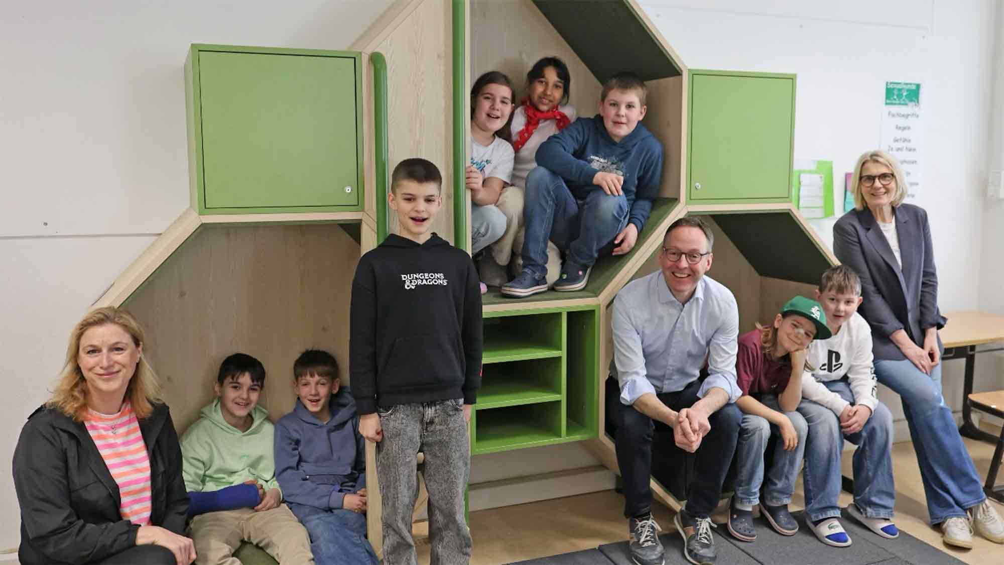 Rheda Wiedenbrück: Neue Ausstattung für alle Grundschulen – Schulkinder lieben ihr neues Multifunktionsmöbel