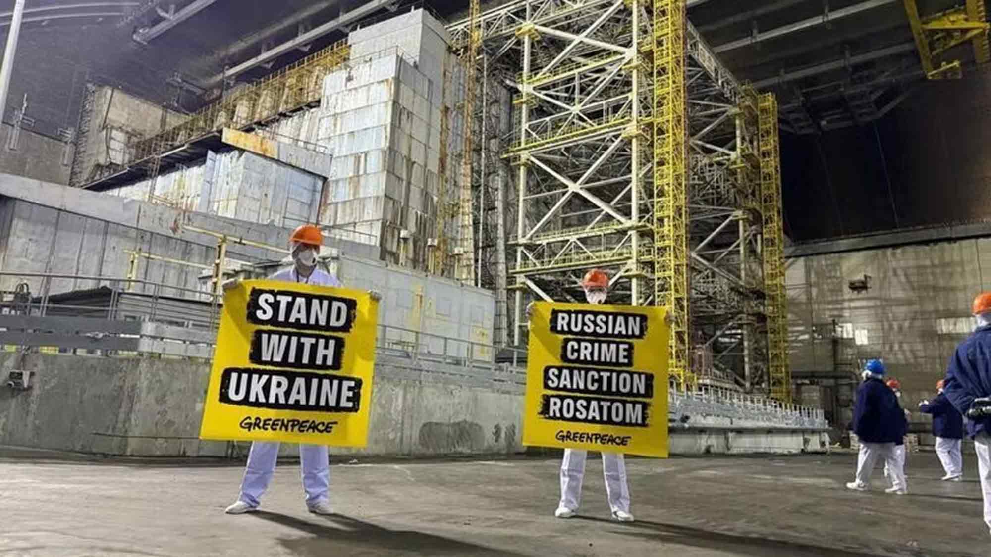 40 Jahre nach Tschernobyl: Greenpeace Aktive protestieren für Unterstützung bei Wiederaufbau der zerstörten Schutzhülle 40 Jahre nach Tschernobyl: Greenpeace Aktive protestieren für Unterstützung bei Wiederaufbau der zerstörten Schutzhülle