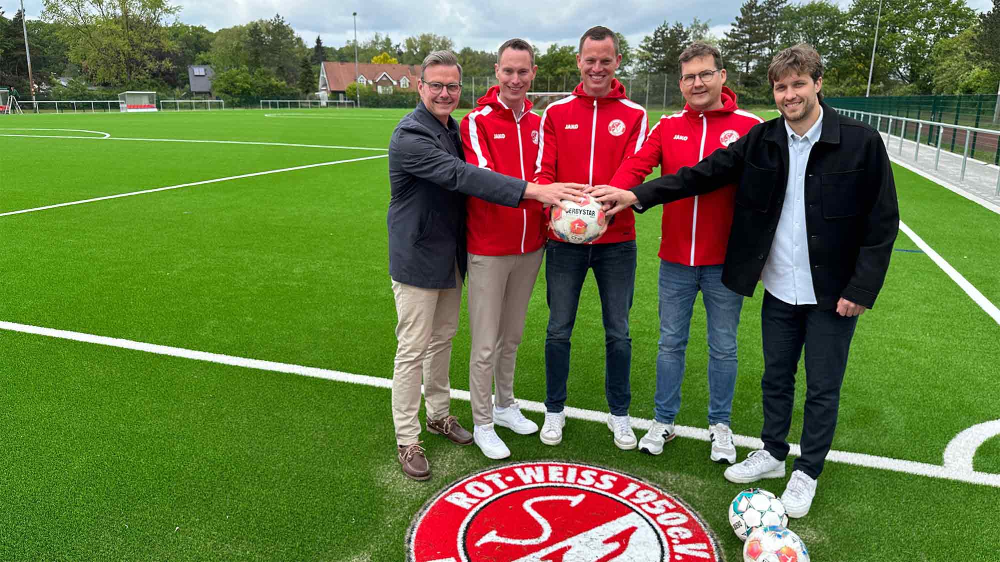 Sportverein und Stadt arbeiten Hand in Hand – neuer Kunstrasenplatz in Rietberg Mastholte ist fertiggestellt Sportverein und Stadt arbeiten Hand in Hand – neuer Kunstrasenplatz in Rietberg Mastholte ist fertiggestellt