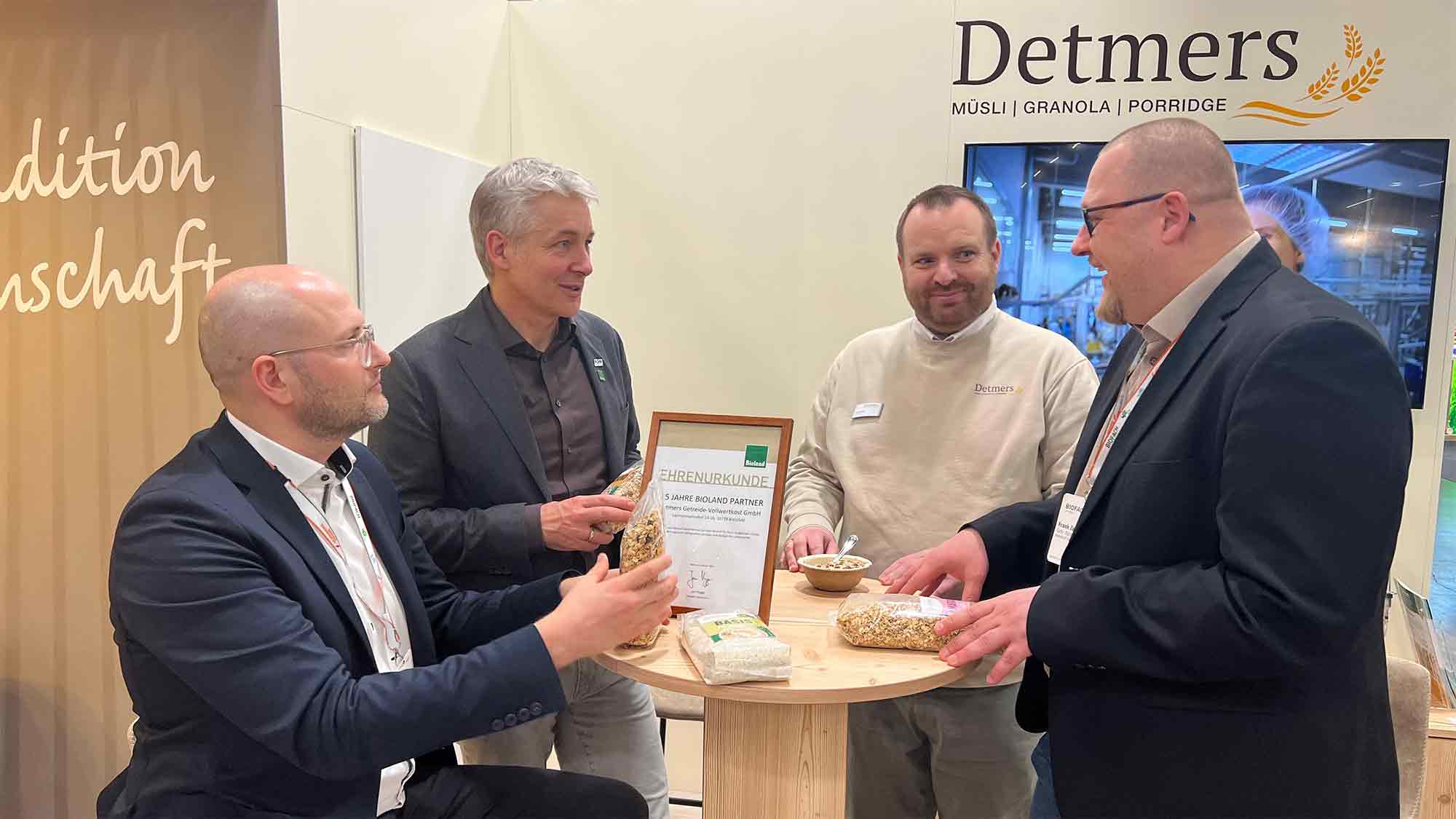 Neue Bioland Müslis von Detmers auf der »Biofach« vorgestellt – Urkundenübergabe durch Bioland Präsident Jan Plagge Neue Bioland Müslis von Detmers auf der »Biofach« vorgestellt – Urkundenübergabe durch Bioland Präsident Jan Plagge