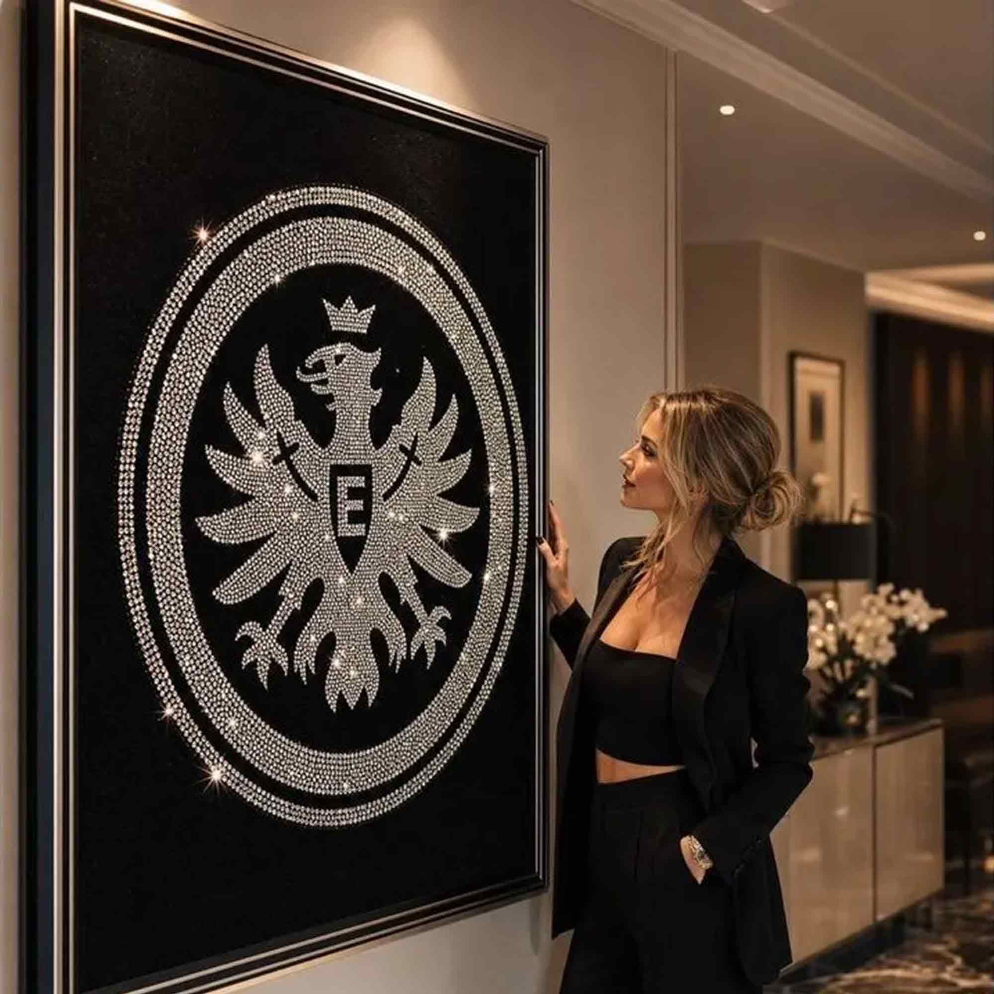 Funkelnde Vereinsliebe mit Lizenz: Niko Iordanov erschafft Eintracht Adler aus zehntausenden Kristallen Funkelnde Vereinsliebe mit Lizenz: Niko Iordanov erschafft Eintracht Adler aus zehntausenden Kristallen
