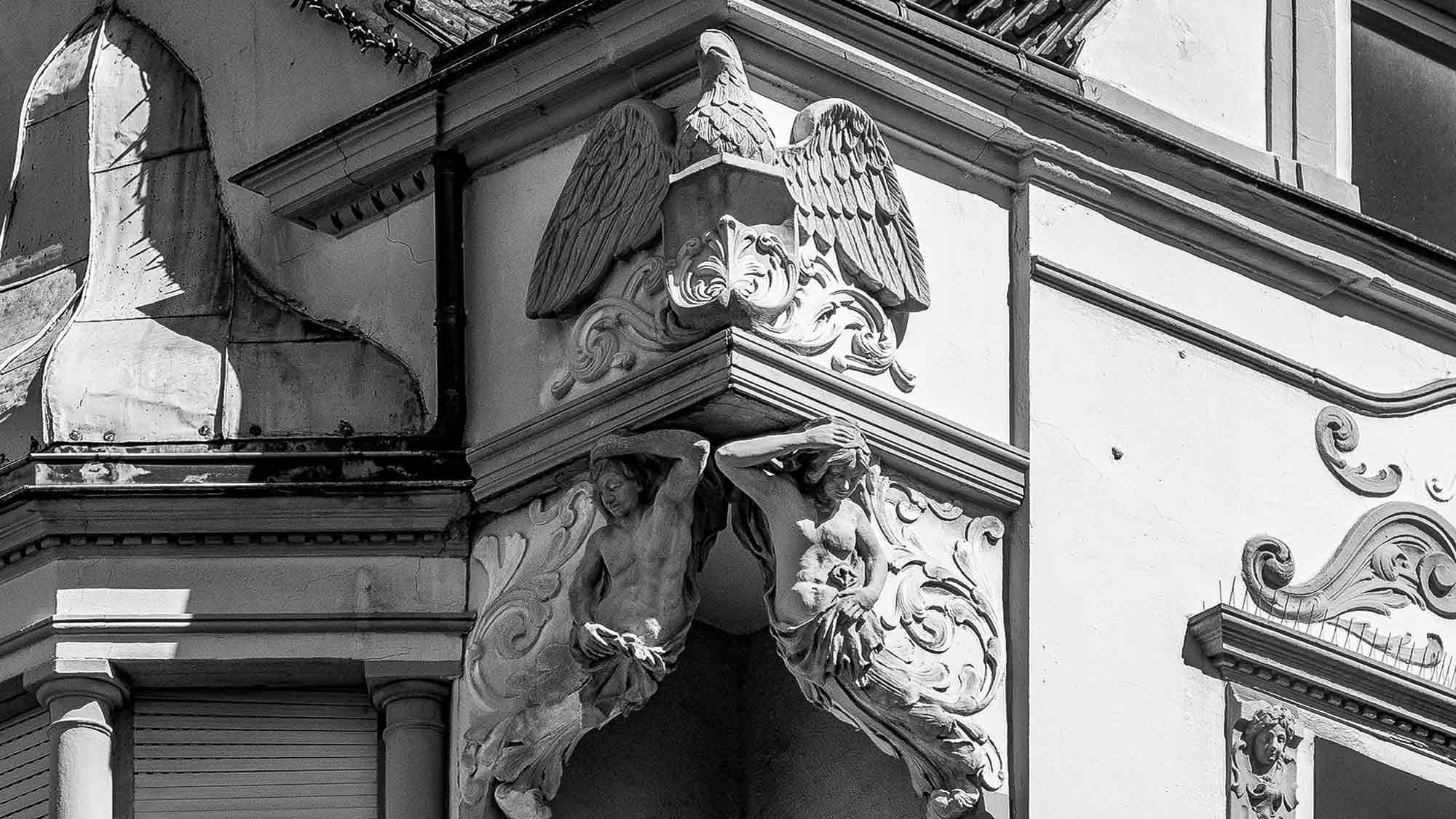 KWS History: Stadtgeschichte Gütersloh – Adler, Atlanten und Kolonialwaren – das Haus Königstraße 2 am Berliner Platz (HVP) KWS History: Stadtgeschichte Gütersloh – Adler, Atlanten und Kolonialwaren – das Haus Königstraße 2 am Berliner Platz (HVP)