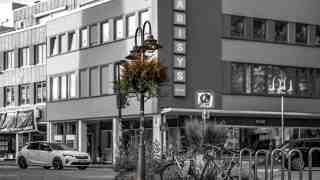 NOW Commons: Blumenampel, Fußgängerzone Berliner Straße Gütersloh, Blick stadtauswärts