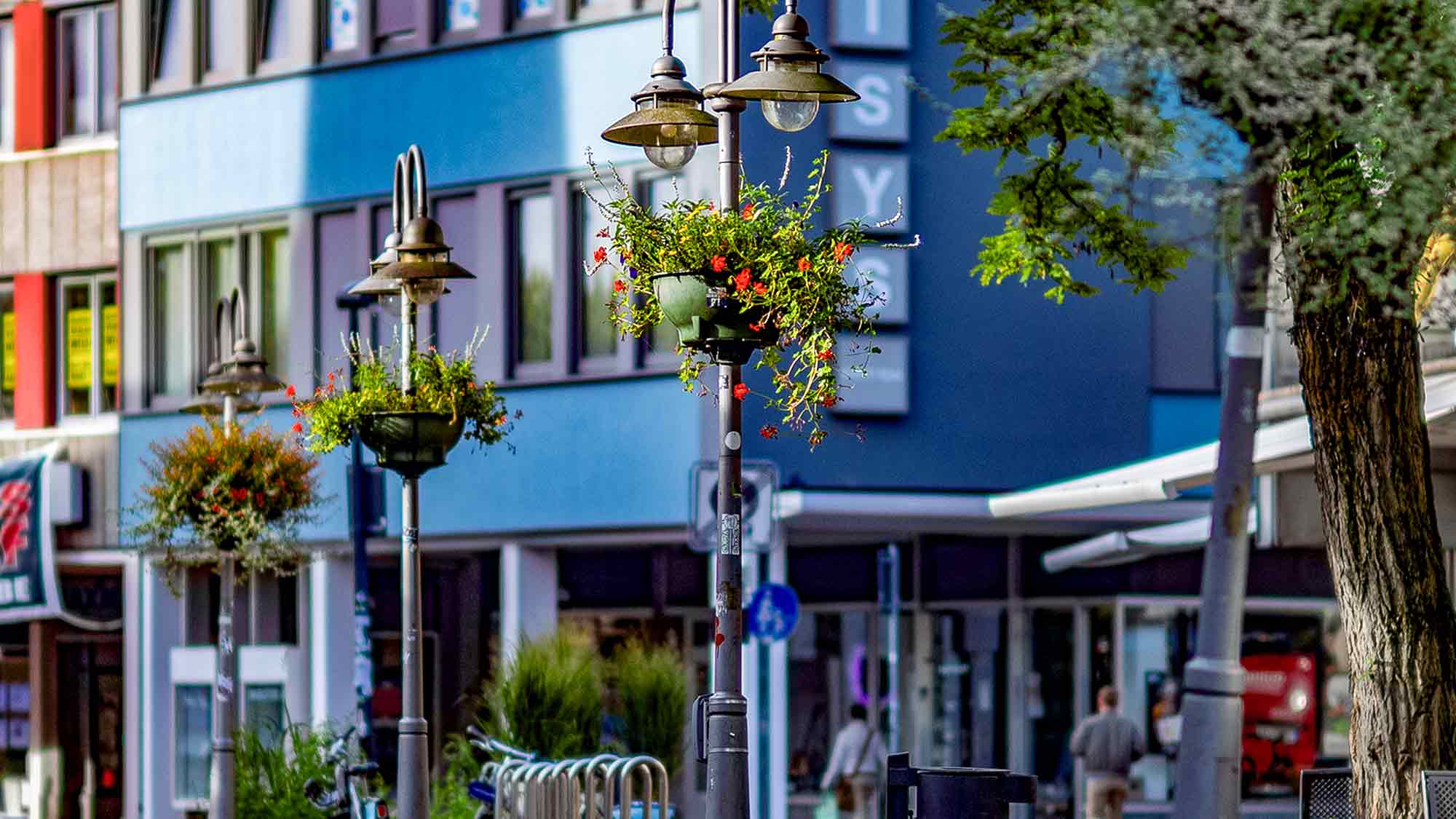 NOW Commons: Blumenampel, Fußgängerzone Berliner Straße Gütersloh, Blick stadtauswärts … NOW Commons: Blumenampel, Fußgängerzone Berliner Straße Gütersloh, Blick stadtauswärts …