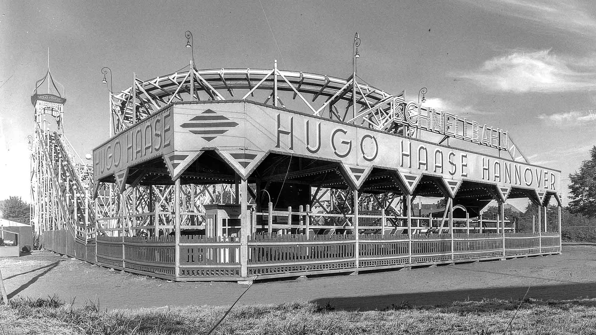 NOW Commons: Michaeliswoche 1932, Kirmesvergnügen auf der modernen »Schnellbahn« NOW Commons: Michaeliswoche 1932, Kirmesvergnügen auf der modernen »Schnellbahn«