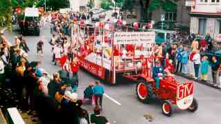 NOW Commons: Michaeliswoche 2003, der Gütersloher Turnverein (GTV) mit seinem bunten Festwagen