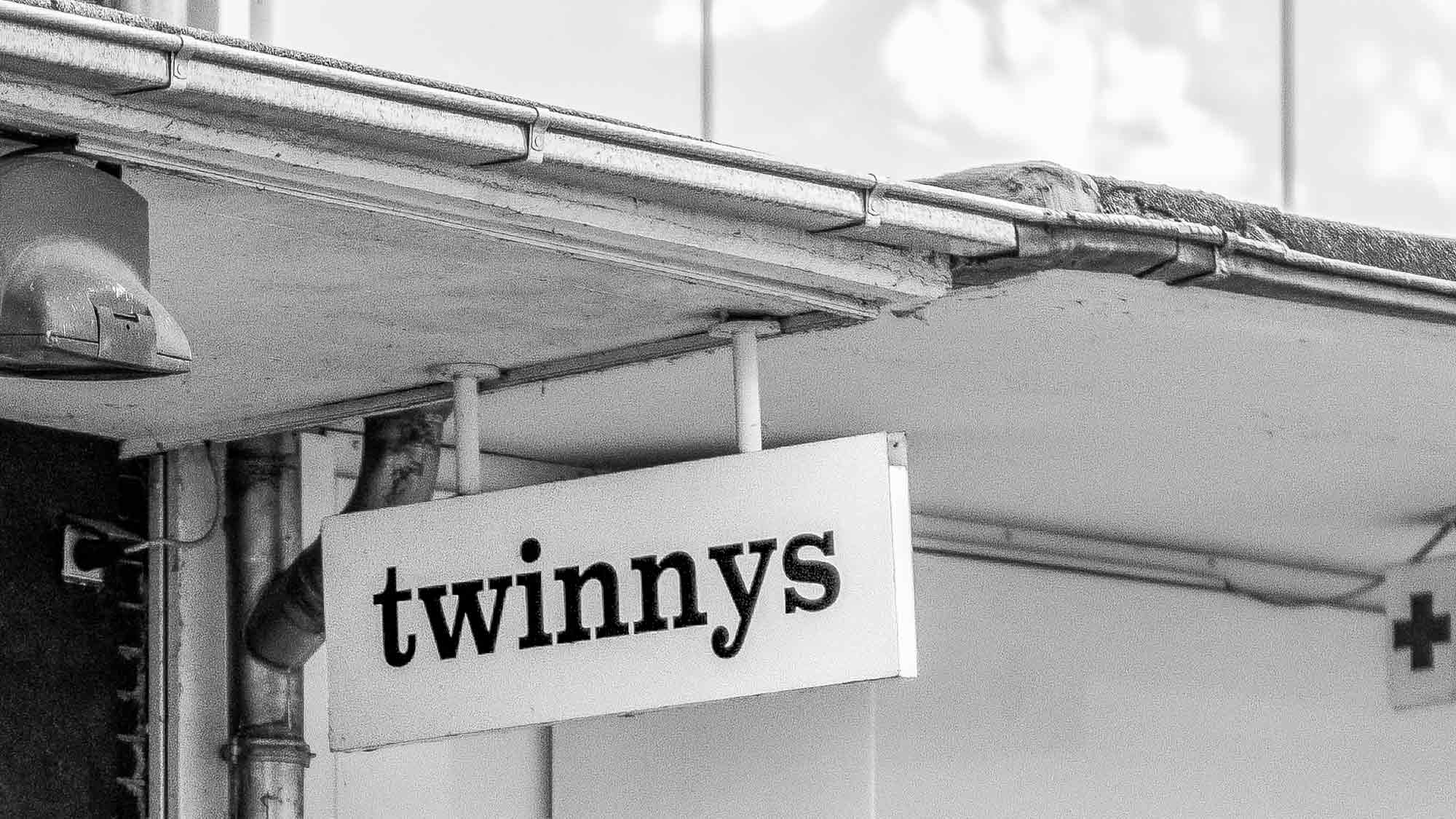 NOW Commons: Auslegerschild »twinnys«, Fußgängerzone Berliner Straße Gütersloh NOW Commons: Auslegerschild »twinnys«, Fußgängerzone Berliner Straße Gütersloh