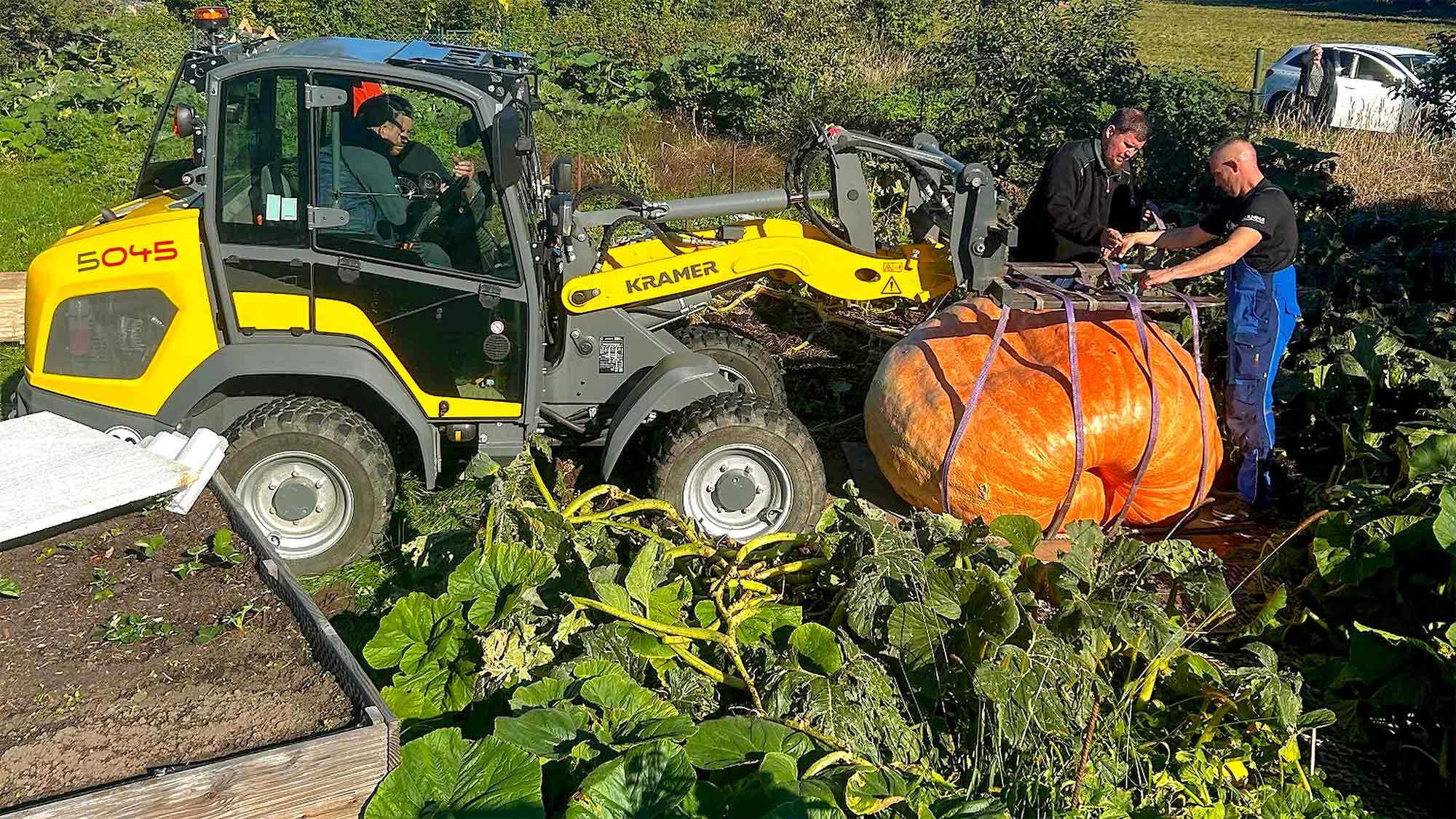 Riesenkürbis aus Brandenburg wiegt 942,2 Kilogramm: Doppelsieg mit »floraPell« Dünger