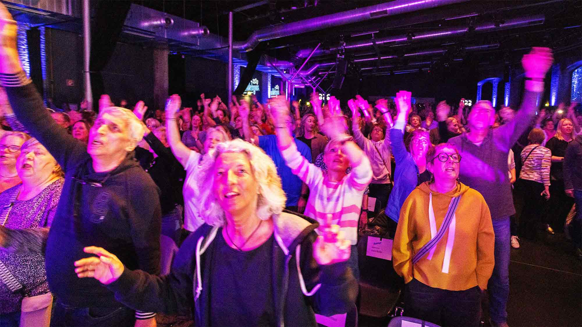 aZwei Musiker, Hunderte Stimmen – das »Rudelsingen« kommt zum zweiten Mal nach Gütersloh, 15. Oktober 2026 aZwei Musiker, Hunderte Stimmen – das »Rudelsingen« kommt zum zweiten Mal nach Gütersloh, 15. Oktober 2026