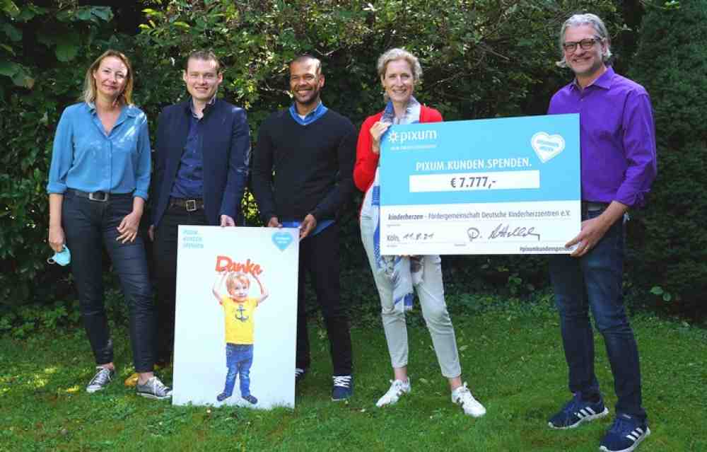 Online-Fotoservice auf Spenden-Tour durch Deutschland: Pixum vergibt im Namen seiner Kunden mehr als 500.000 Euro an 41 wohltätige Organisationen