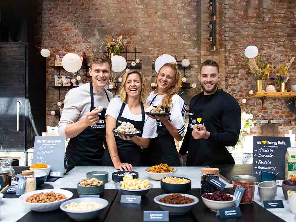 Olympische Winterspiele 2022, EDEKA bringt Team Deutschland Snack Balls in die Märkte und kocht mit Athleten Olympische Winterspiele 2022, EDEKA bringt Team Deutschland Snack Balls in die Märkte und kocht mit Athleten