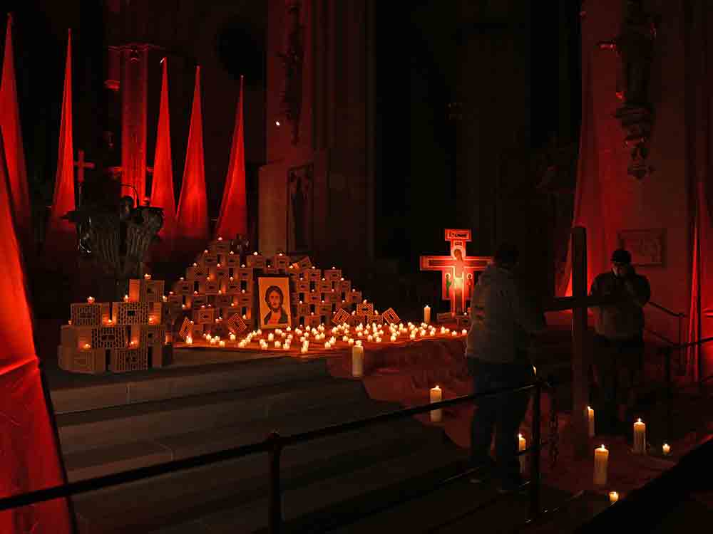 Fürbitte und Gebet für den Weltfrieden, »Nacht der Lichter« – Glaubenserfahrung in besonderer Atmosphäre mit Taizé Gesängen und Kerzenschein