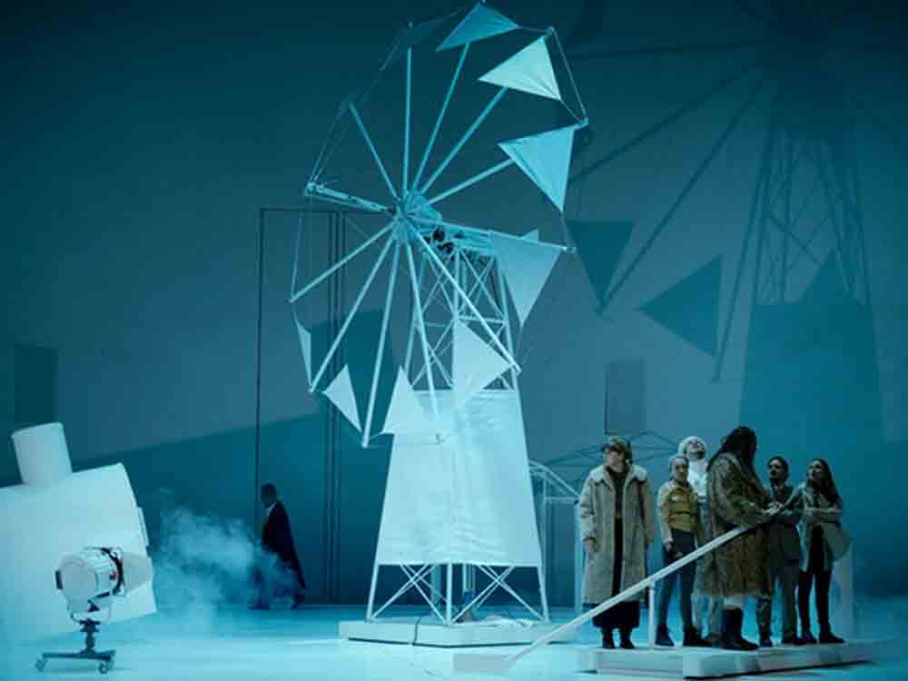 Deutsches Theater Berlin, Samstag, 26. März 2022, »Auferstehung« von Lew N. Tolstoi, Premiere, Bearbeitung und Regie von Armin Petras
