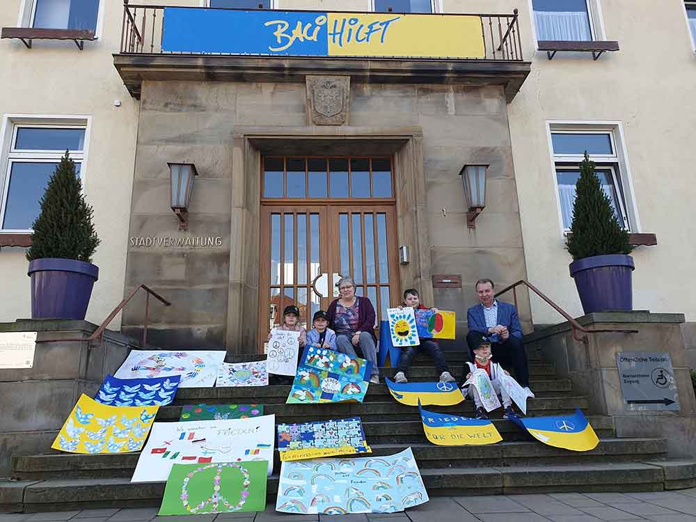Bad Lippspringe, Grundschüler und Stadtverwaltung setzen Zeichen für die Ukraine