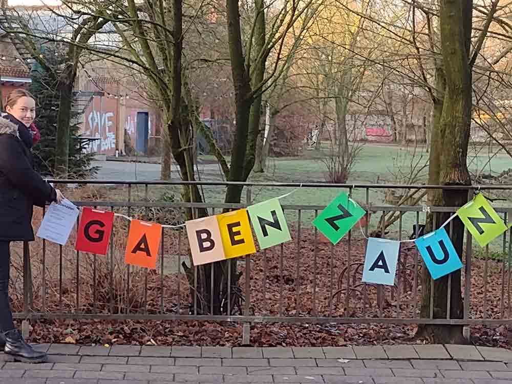 Gütersloh, Gabenzaun Dalkestraße, Mitbring Aktion für geflüchtete Kinder beim Weberei Kindertheater