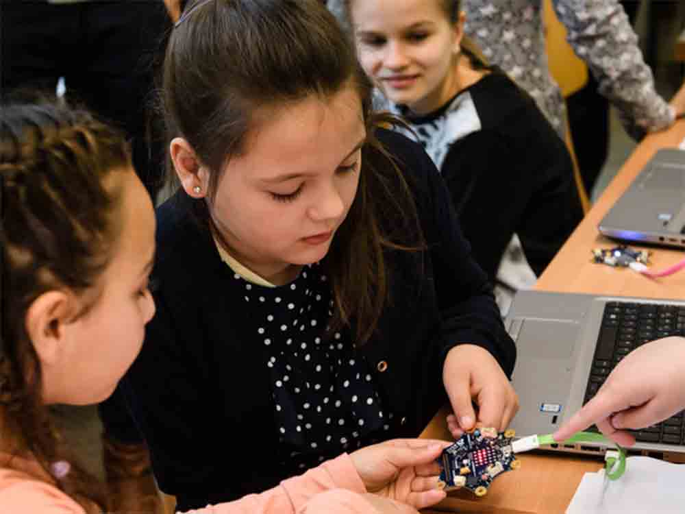 Unterstützung für Schulen in Flutgebieten: Fraunhofer IAIS und KI.NRW verschenken Mikrocontroller »Calliope mini« Unterstützung für Schulen in Flutgebieten: Fraunhofer IAIS und KI.NRW verschenken Mikrocontroller »Calliope mini«