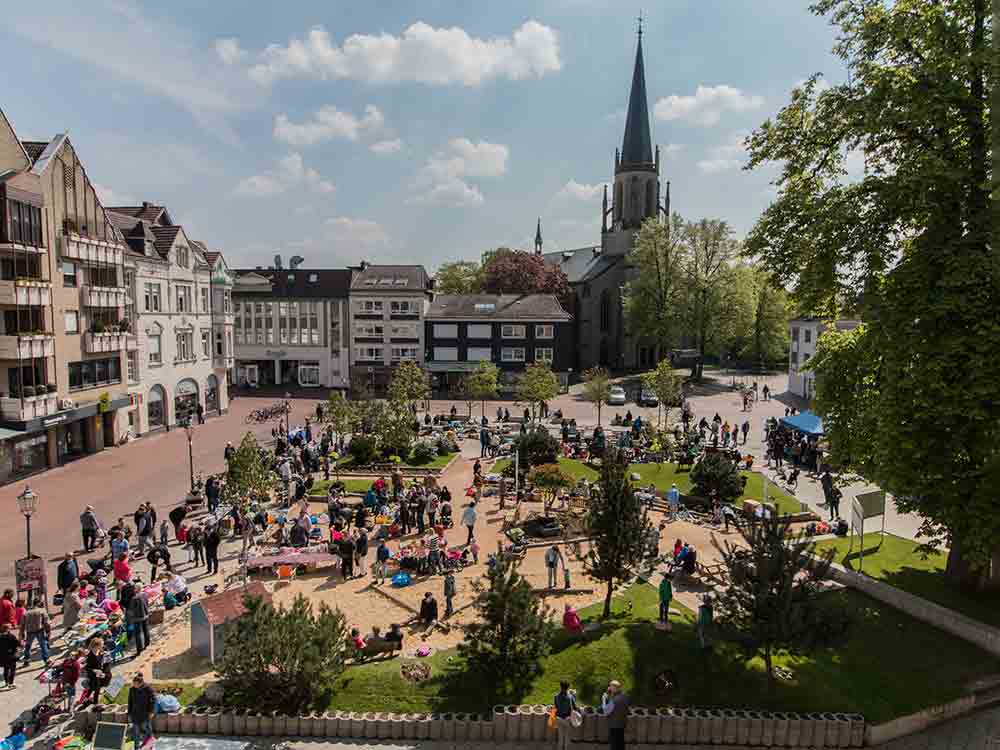 Kinderflohmarkt in Gütersloh am 22. Mai 2022, Verkaufsgeschick in blumiger Atmosphäre beweisen