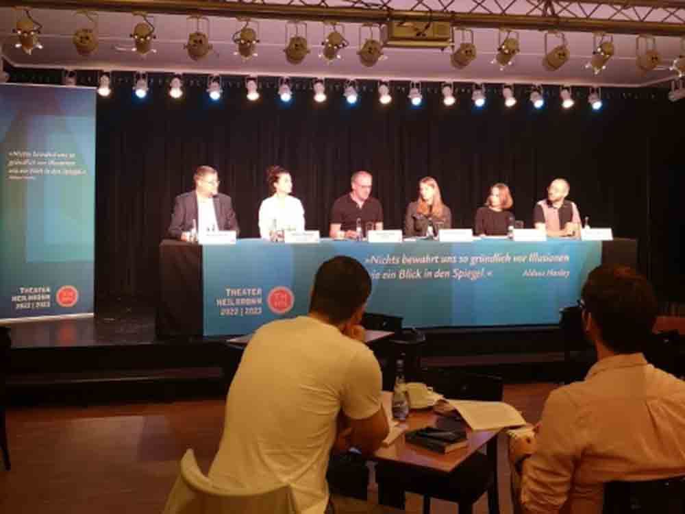 Blick in den Spiegel, Theater Heilbronn hinterfragt in der Spielzeit 2022/2023 Dogmen und Glaubenssätze Blick in den Spiegel, Theater Heilbronn hinterfragt in der Spielzeit 2022/2023 Dogmen und Glaubenssätze