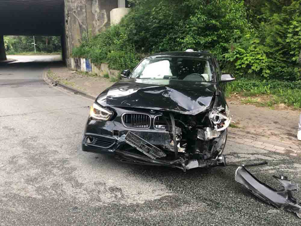 Polizei Bielefeld, Auto Notruf meldet Unfall, angetrunken durch die Kurve