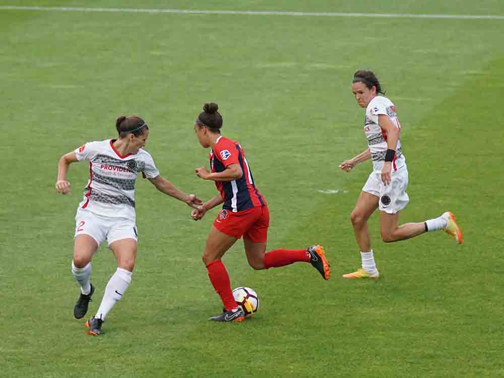 Frauenfußball, Frauen sollen miteinander und nicht gegeneinander spielen Frauenfußball, Frauen sollen miteinander und nicht gegeneinander spielen