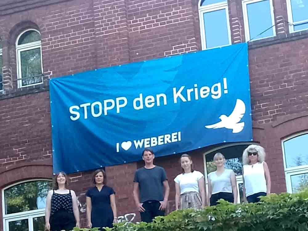 Gütersloh, Weberei Kampagne Stopp den Krieg wirbt um Aufmerksamkeit und Solidarität mit der Ukraine Gütersloh, Weberei Kampagne Stopp den Krieg wirbt um Aufmerksamkeit und Solidarität mit der Ukraine