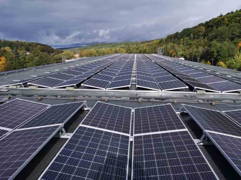 Photovoltaik im Industriebereich, Photovoltaikanlage mit Speicher für ein Unternehmen in Forchheim