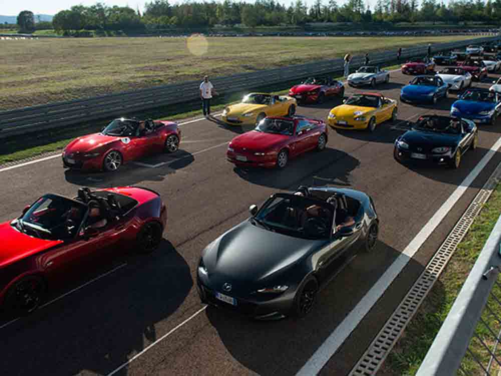Mazda MX 5 Rallye der Rekorde stellt neuen Weltrekord auf, 707 Fahrzeuge bei der MX 5 Rallye der Rekorde auf der Rennstrecke von Modena Mazda MX 5 Rallye der Rekorde stellt neuen Weltrekord auf, 707 Fahrzeuge bei der MX 5 Rallye der Rekorde auf der Rennstrecke von Modena
