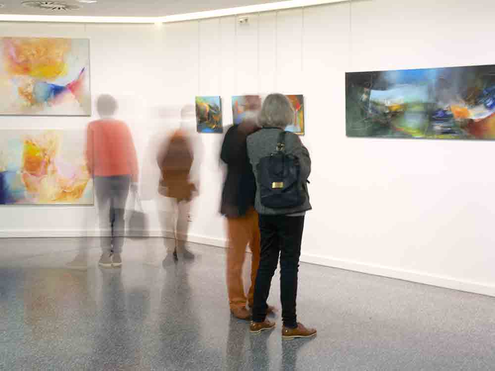 Gütersloh, Eröffnung der Ausstellung Die Freiheit nichts zu schildern, Malerei von Andrea Köhn in der Galerie im Forum der Stadthalle