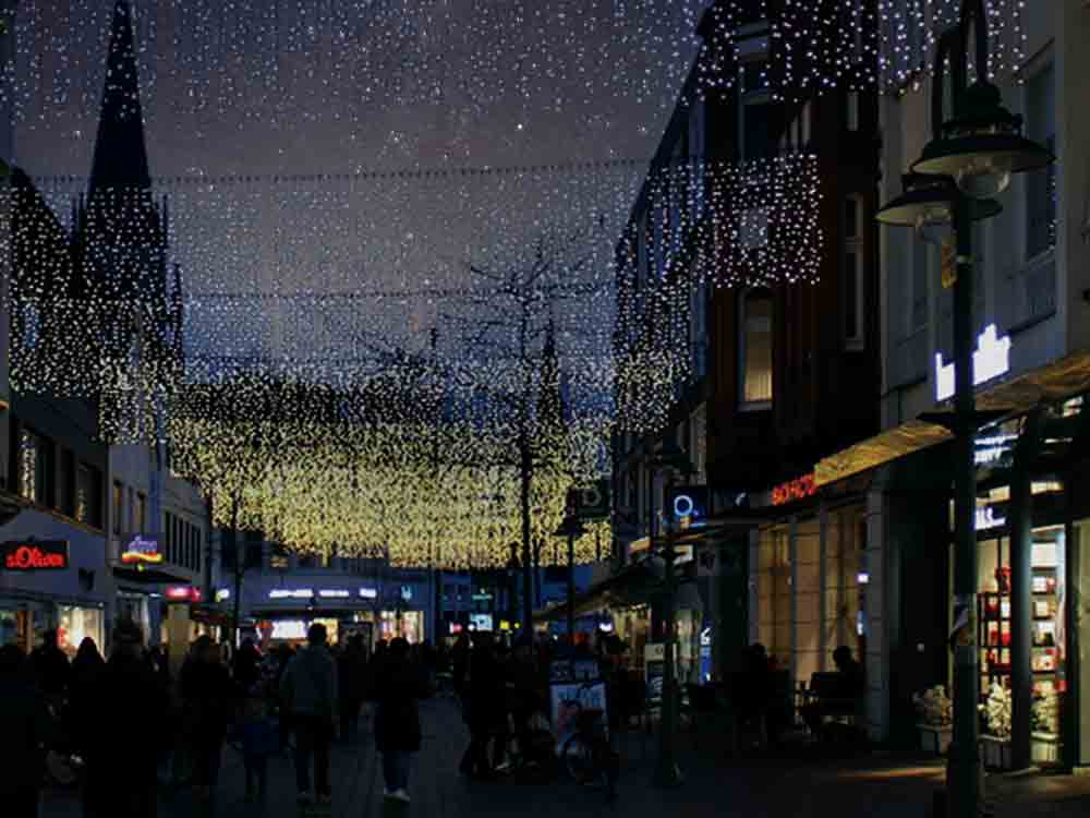 Gütersloh, Winterlicht in der Fußgängerzone mit angepassten Schaltzeiten zum Energiesparen, ab 14. November 2022