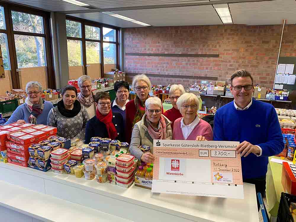 Rietberg, 3.700 Euro Weihnachtsspende 2022 für die Caritas Warenkörbe, Bürgermeister überreicht Scheck